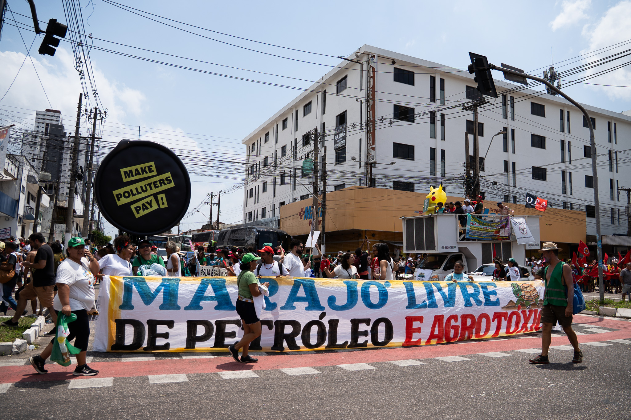 Manifestação na Marcha Global pela Justiça Climática, durante a COP 30, contra a exploração de petróleo e a contaminação por agrotóxicos no Marajó (PA). Crédito: Rodrigo Correia
