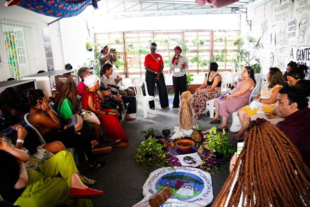 Ativistas e movimentos sociais do Brasil e da África participam de painel na Casa da COP do Povo. Novembro, 2025. Foto: Rodrigo Correia