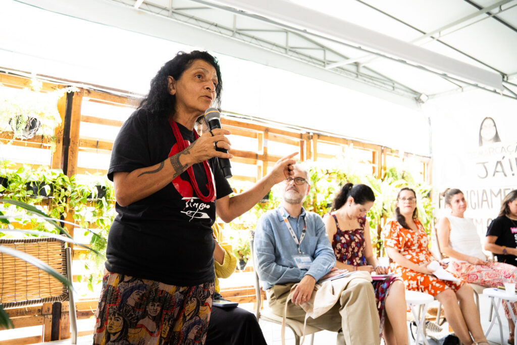 A renomada ativista indígena brasileira, indigenista e fundadora da Associação Kanindé em Rondônia Neidinha Suruí fala durante painel na Casa da Cop do Povo. Novembro, 2025. Crédito: Rodrigo Correia.