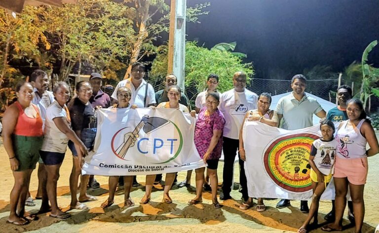 O objetivo da visita foi discutir o grave conflito e a falta de água enfrentados pelos camponeses da Comunidade Quilombola Jardim. Foto: CPT Sobral (CE)