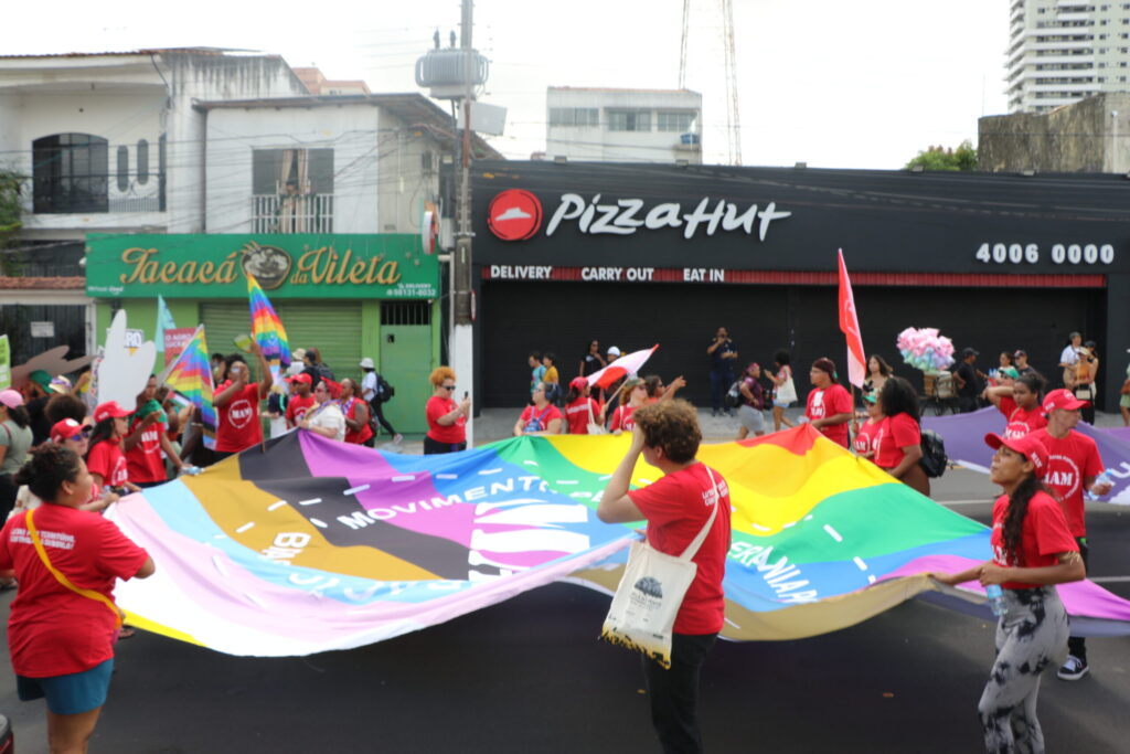 Mobilização do Movimento pela Soberania Popular na Mineração (MAM) durante a Marcha Global pelo Clima na COP 30, mostrando que a mineração atravessa diretamente as existências das pessoas LGBT nos territórios, nas relações de trabalho e nos modos de vida. Foto: Carlos Henrique Silva