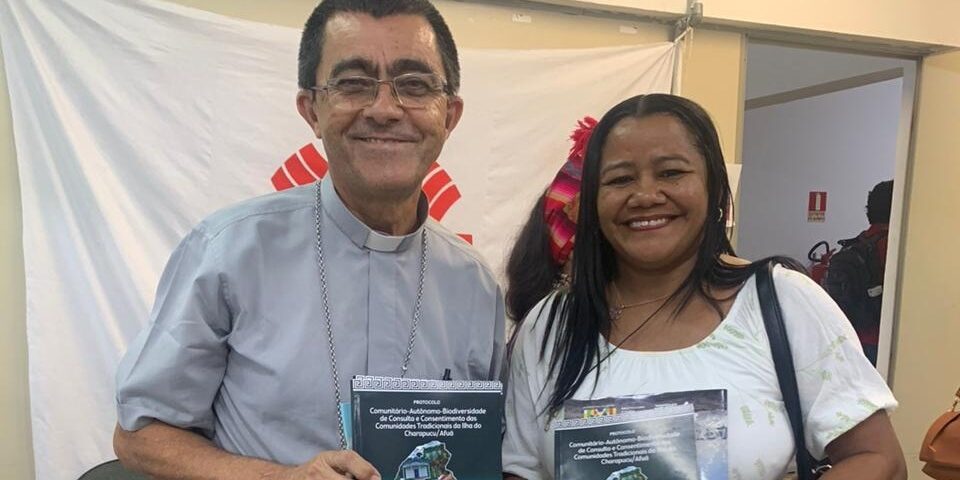 Dom Ionilton Lisboa junto com Iranilda, coordenadora de pastoral da Prelazia do Marajó, apresentando o Protocolo de Consulta das comunidades da Ilha do Chapacuru. Foto: REPAM