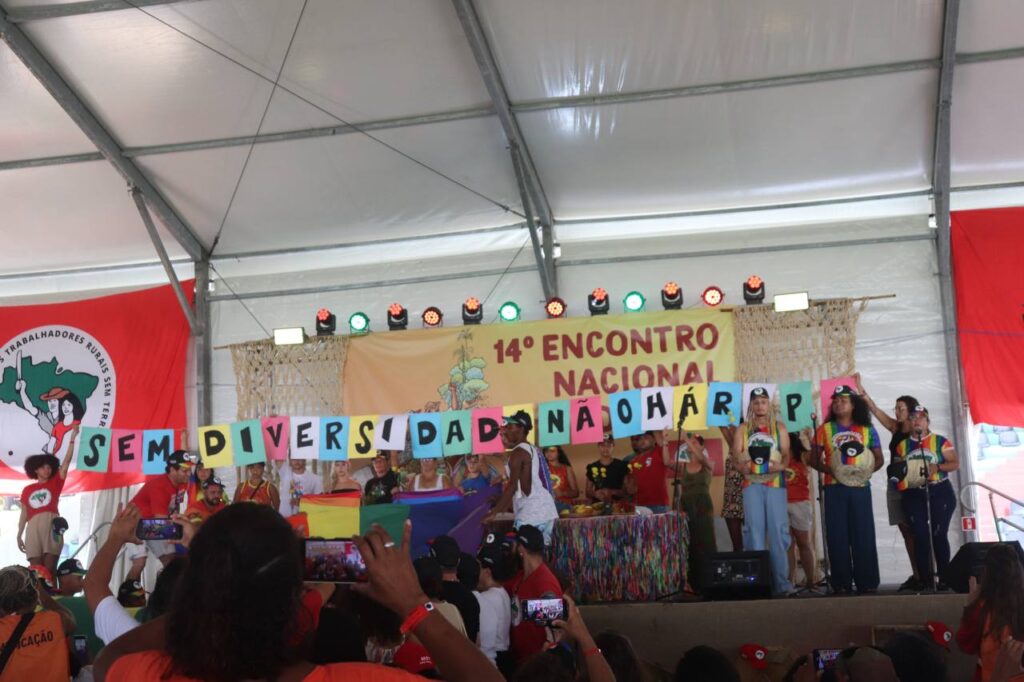 Intervenção realizada pelo Coletivo LGBT no Encontro Nacional do MST, mostrando que "Sem Diversidade não há Reforma Agrária Popular". Foto: Laís Alanna