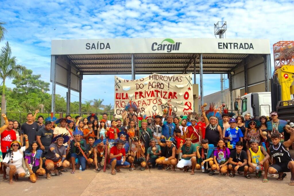 Mobilização coletiva em defesa do direito de viver no território e de manter a relação histórica, espiritual e cultural dos povos originários com o rio Tapajós. Foto: Vitiin Silva / CITUPI Amazônia