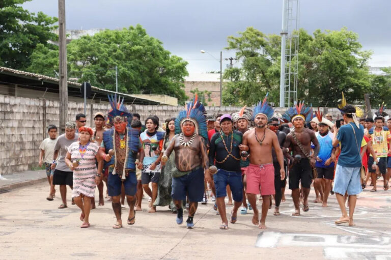 Unimos nossas vozes, caminhadas e esperanças à coragem dos povos do Baixo e Médio Tapajós, que fazem das águas sua trincheira de resistência. Foto: Tapajós de Fato