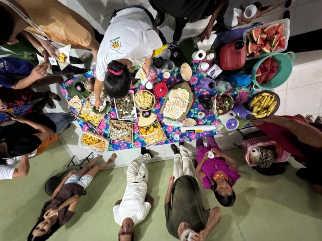 Partilha de alimentos após a exibição do filme. Foto: Gilson Rego / CPT Santarém
