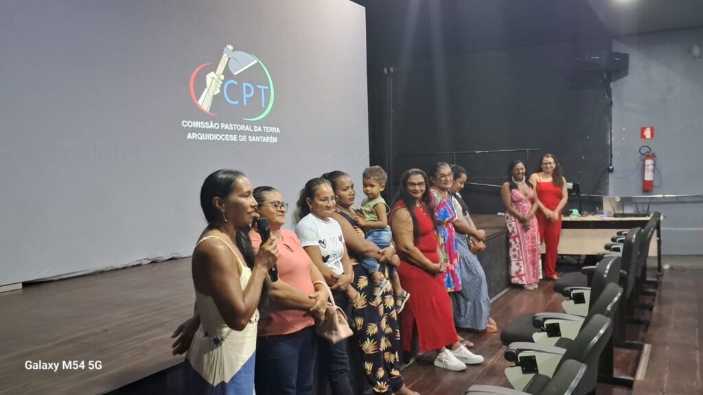 "Mulheres que sustentam a Amazônia": participantes do filme falaram durante o lançamento. Foto: Gilson Rego / CPT Santarém
