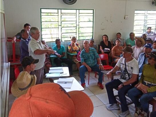 A fazenda Arapari está ocupada há mais de 20 anos, com uma agricultura familiar já consolidada e investimentos em educação, saúde e produção. Foto: reunião na comunidade