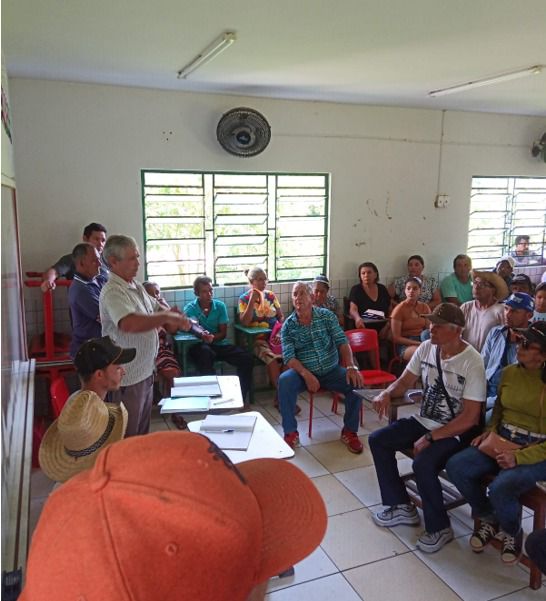 A fazenda Arapari está ocupada há mais de 20 anos, com uma agricultura familiar já consolidada e investimentos em educação, saúde e produção. Foto: reunião na comunidade