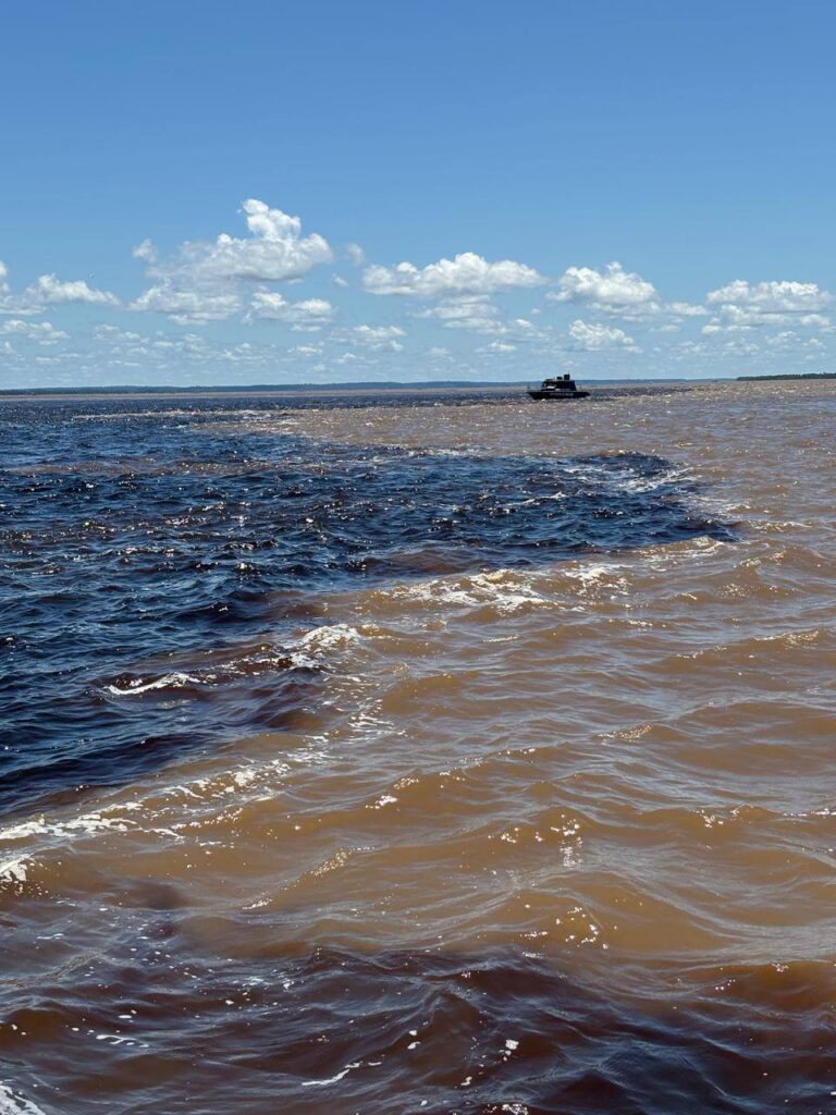 Encontro dos Rios Negro e Solimões (Amazonas). A Romaria das Águas chamou a atenção para o fato de, apesar de concentrar uma das maiores reservas de água do planeta, a Amazônia enfrenta desafios significativos relacionados ao acesso à água potável e ao saneamento básico. Foto: Fórum das Águas
