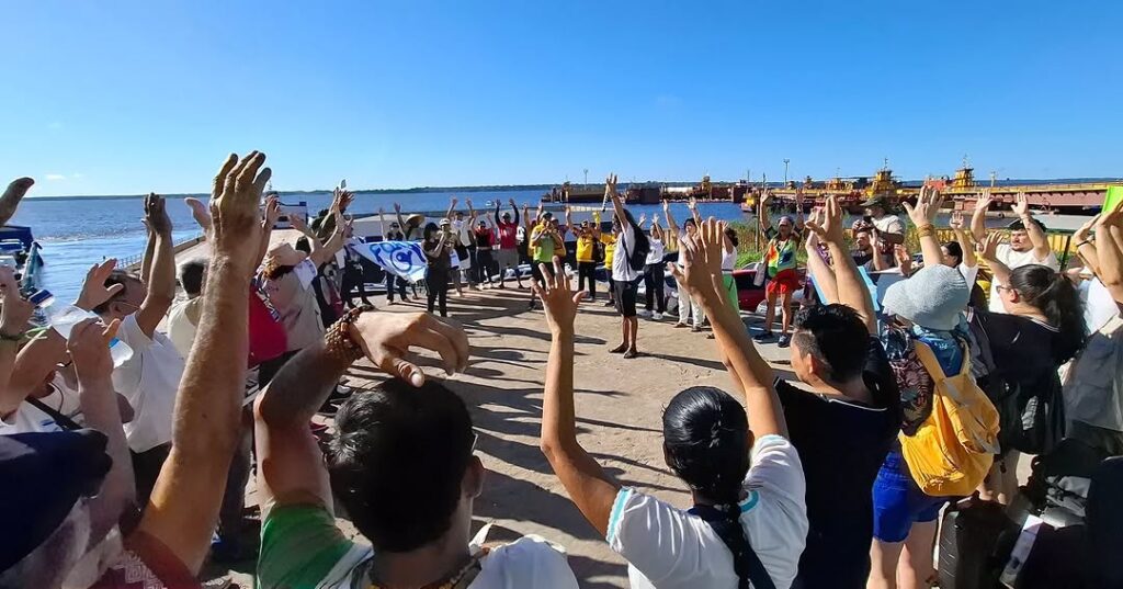 Organizada pelo Fórum das Águas do Amazonas, a romaria seguiu em barqueata até o Encontro das Águas dos rios Negro e Solimões. Foto: Valter Calheiros