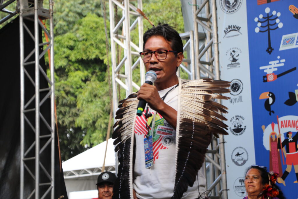 José Benites, coordenador da Comissão Guarani Yvyrupa, demonstrou a felicidade pela participação no Acampamento Terra Livre, mas também o descontentamento pela ausência de demarcação de terras para os povos indígenas do sul e sudeste do país. Foto: Heloísa Sousa