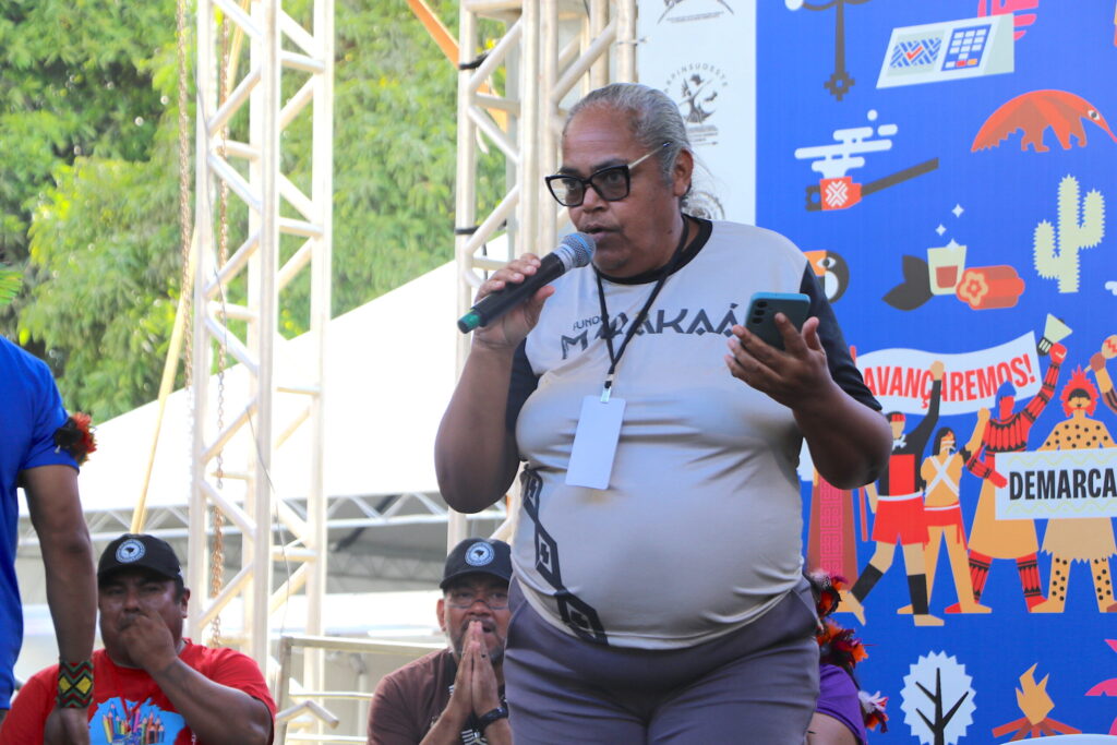 Eliza Pankararu, coordenadora do departamento de mulheres indígenas da Articulação dos Povos Indígenas do Nordeste, Minas Gerais e Espírito Santo (Apoinme), também leu a Carta Final do Acampamento Terra Livre 2026. Foto: Heloísa Sousa
