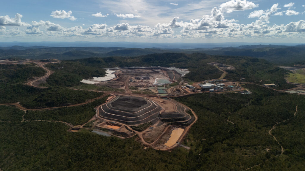 Exploração de terras raras em Goiás avança sob questionamentos jurídicos e pressiona territórios quilombolas