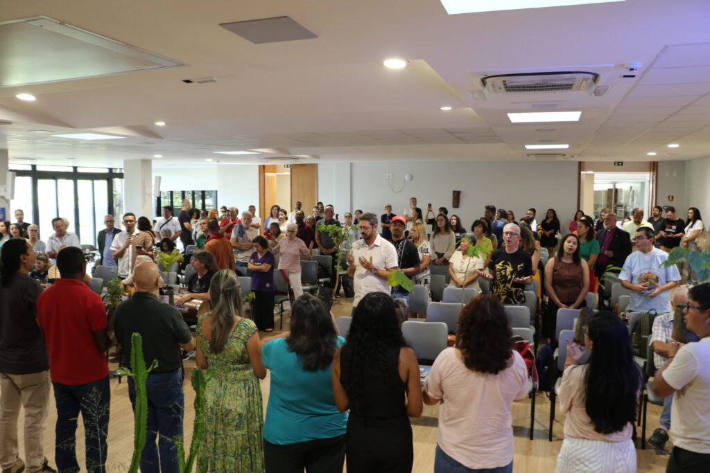 Agentes pastorais da CPT de todo o Brasil, representantes de comunidades, igrejas e organizações parceiras, no lançamento do relatório Conflitos no Campo 2025. Foto: Júlia Barbosa | CPT
