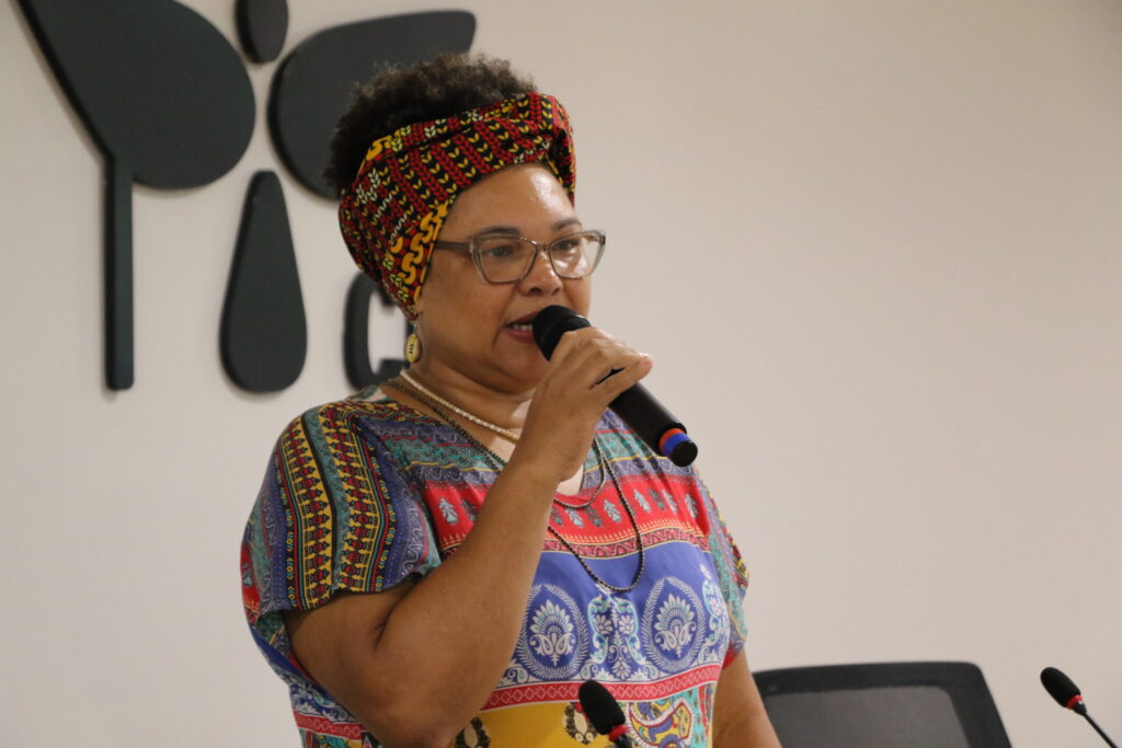 Maria Petronila, da Coordenação Nacional da CPT, mediou uma das mesas durante o lançamento do relatório Conflitos no Campo 2025. Foto: Júlia Barbosa | CPT