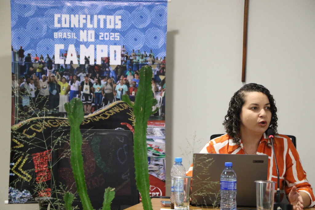Apresentação dos dados dos Conflitos no Campo 2025 feita por Cecília Gomes, da Coordenação Nacional da CPT. Foto: Júlia Barbosa | CPT