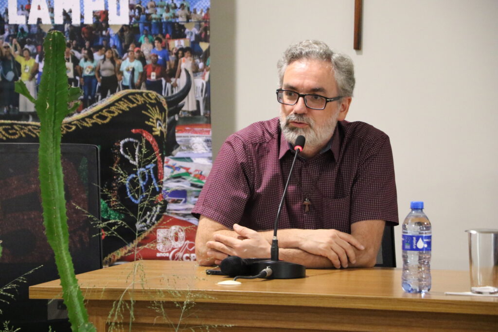 Padre Edson Thomassim (padre Edinho), da Comissão para a Ação Sociotransformadora (Cepast-CNBB), representando a entidade que acolheu o lançamento do relatório Conflitos no Campo 2025. Foto: Júlia Barbosa | CPT