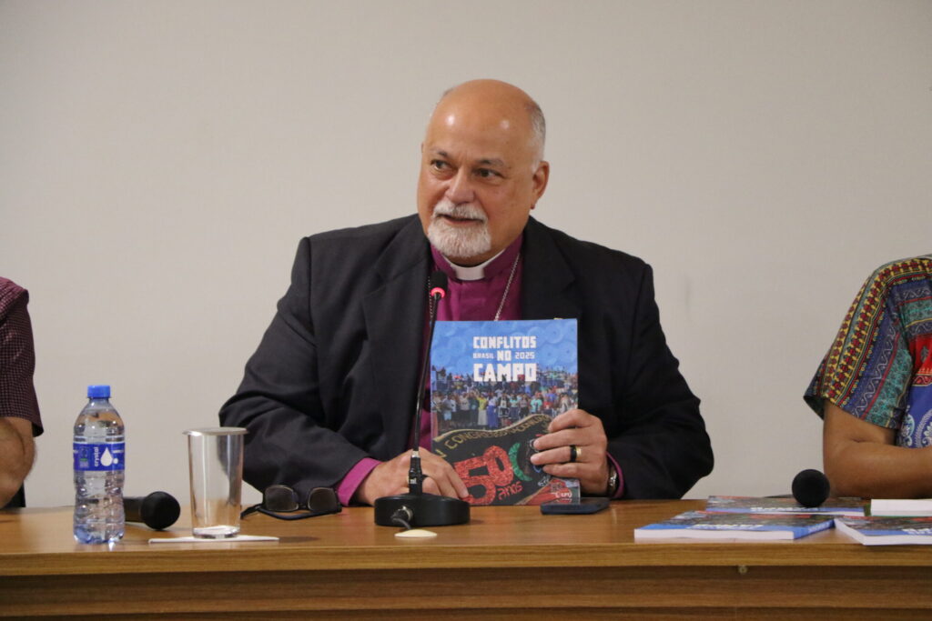 Bispo Maurício Andrade, da Diocese Anglicana de Brasília, também participou da mesa de abertura do lançamento do relatório Conflitos no Campo 2025. Foto: Júlia Barbosa | CPT