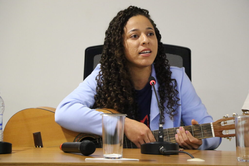 Rosilda de Jesus Pereira, jovem quilombola do Vale do Rio Peixe Bravo (MG), trouxe com sensibilidade a luta das comunidades atingidas pela mineração. Foto: Júlia Barbosa | CPT