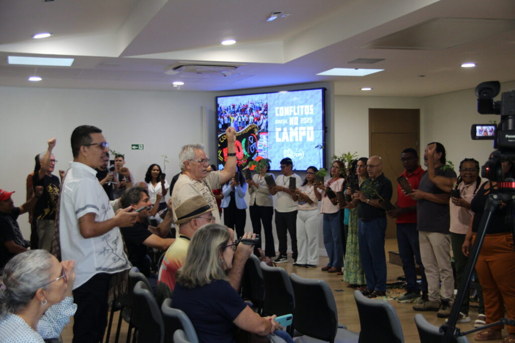Momento de mística durante o lançamento do relatório Conflitos no Campo 2025 destacou a permanência de altos índices de violências, principalmente os assassinatos e massacres no campo. Foto: Louise Campos | CPP