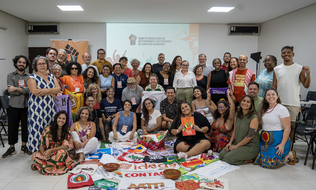 Participantes em plenária final no 8º Encontro Nacional após aprovação da Carta Política em defensa dos territórios. Foto: Comitê Brasileiro de Defensoras e Defensores de Direitos Humanos (CBDDH)