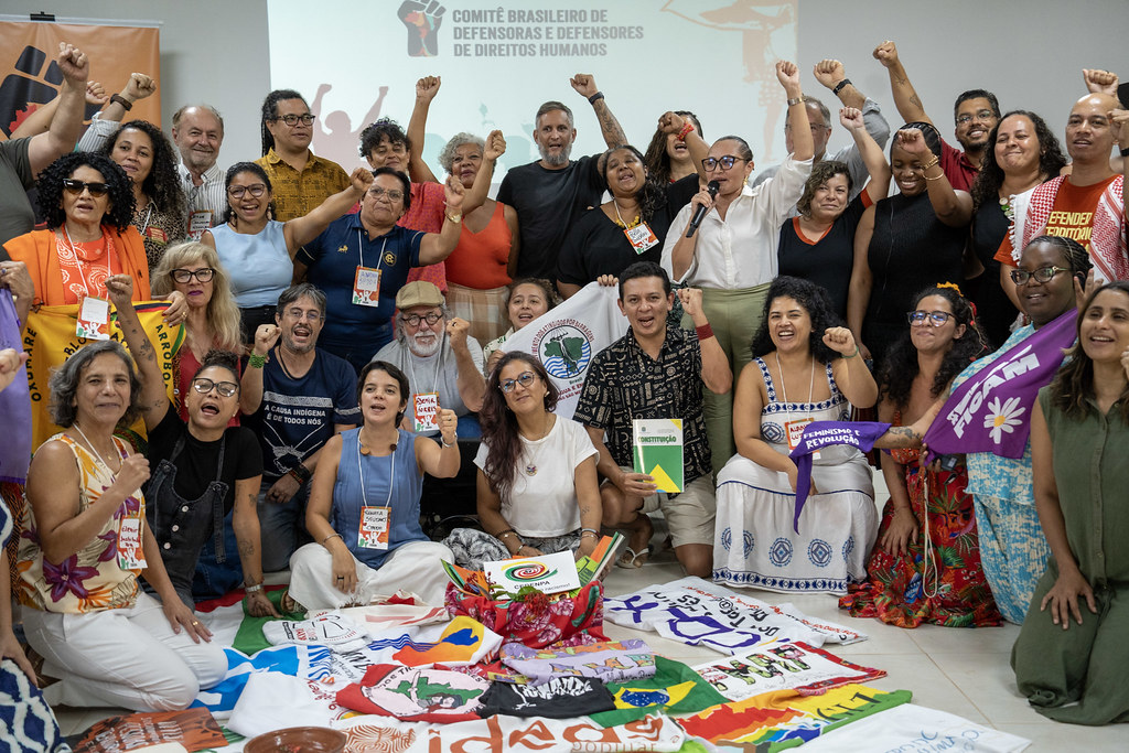 “Somos resistências, somos memória, somos lutas, Somos o Comitê Brasileiro”, ecoam participantes. Foto: CBDDH
