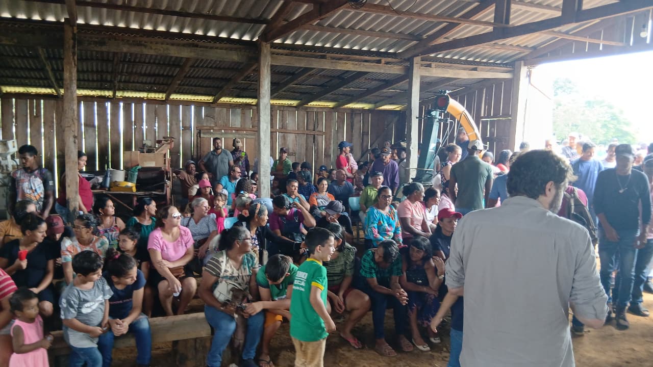 Em novembro de 2025, o próprio Ouvidor Agrário Nacional, equipe do Incra e do MDA, além de uma conselheira da CPT Rondônia sofreram com centenas de pessoas o acosso judicial e policial numa audiência pública com famílias despejadas, com a intransigência do juiz local. Foto: registro da comunidade