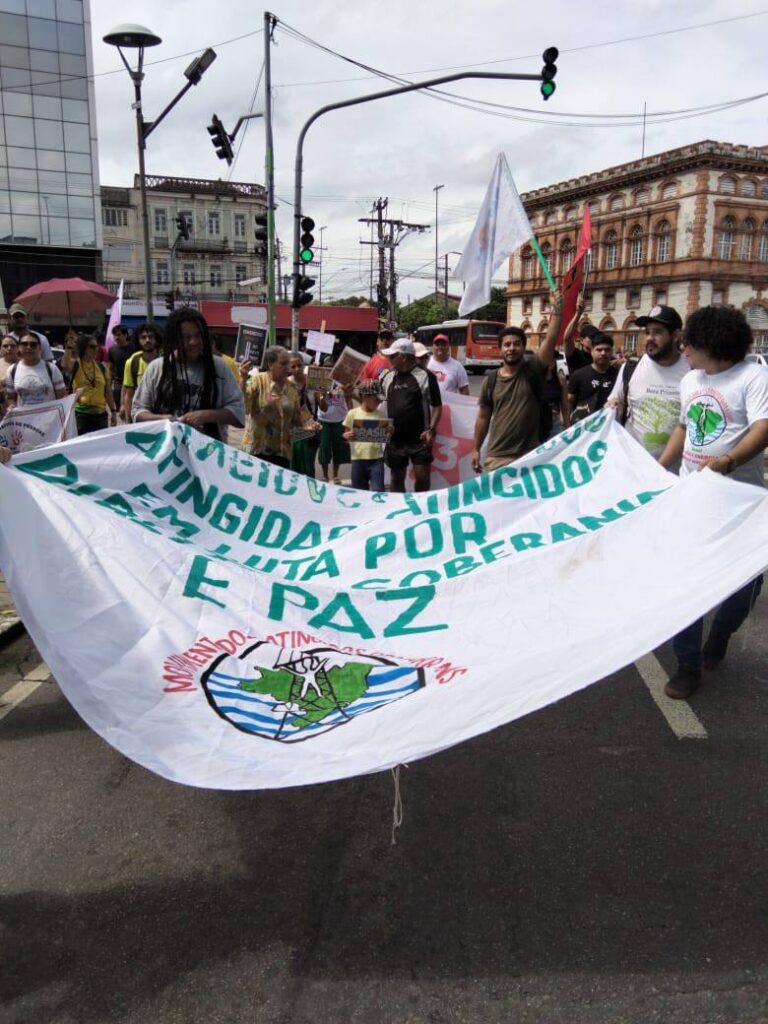 A CPT participou da manifestação do dia 1° de Maio, pautando a luta pela vida e justiça para trabalhadoras e trabalhadores rurais do Amazonas, junto com movimentos como o das populações atingidas por barragens (MAB). Foto: CPT Amazonas