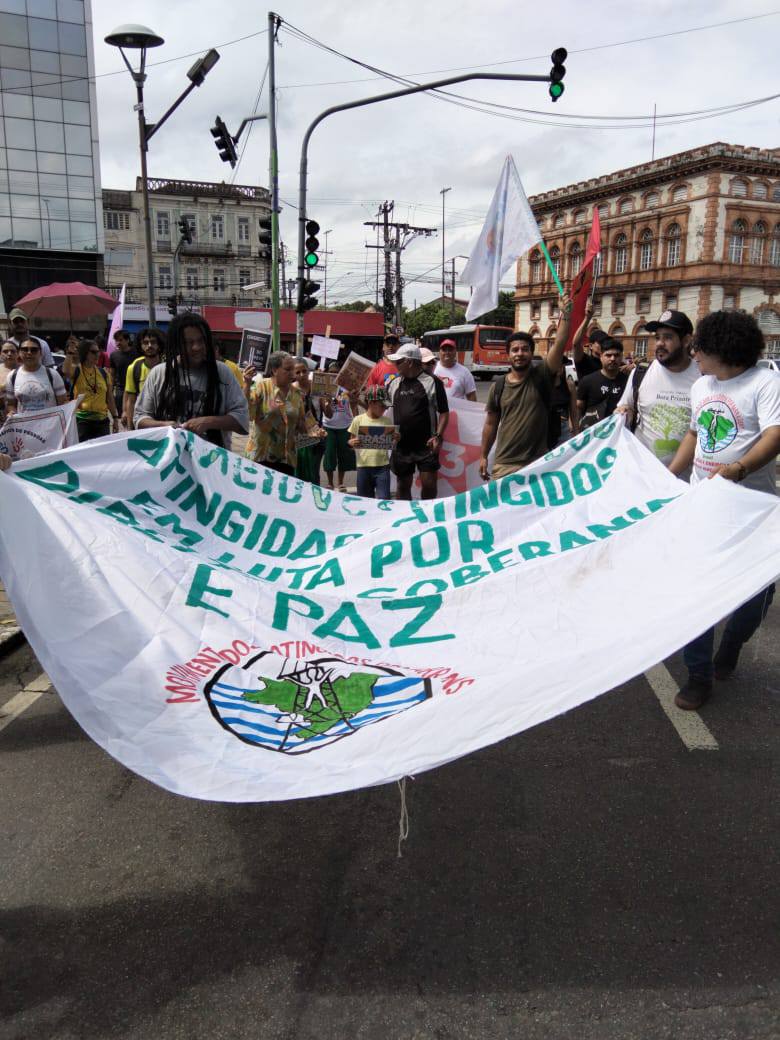 A CPT participou da manifestação do dia 1° de Maio, pautando a luta pela vida e justiça para trabalhadoras e trabalhadores rurais do Amazonas, junto com movimentos como o das populações atingidas por barragens (MAB). Foto: CPT Amazonas