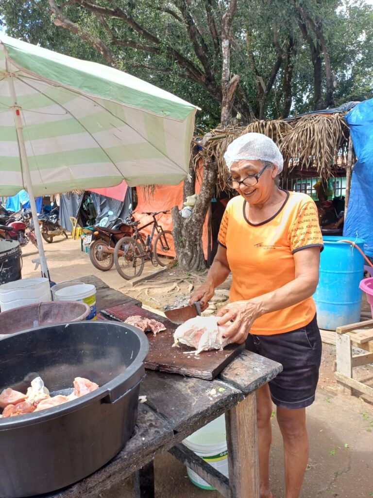 No acampamento, a rotina é de resistência, pois enquanto parte do grupo sai para trabalhar e garantir o sustento, outros permanecem na vigilância das barracas e na manutenção da cozinha coletiva. Foto: CPT Marabá