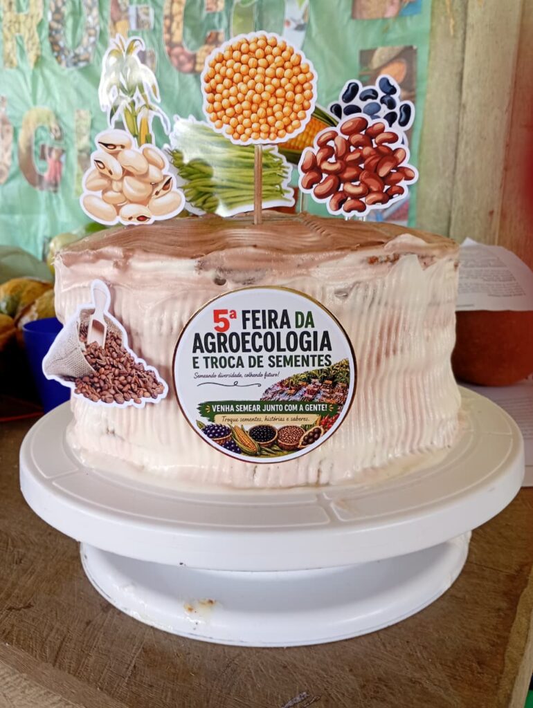 Para finalizar o evento, a comunidade ofereceu um bolo personalizado para a feira da agroecologia, como gesto de celebração do momento. Foto: CPT Alto Xingu