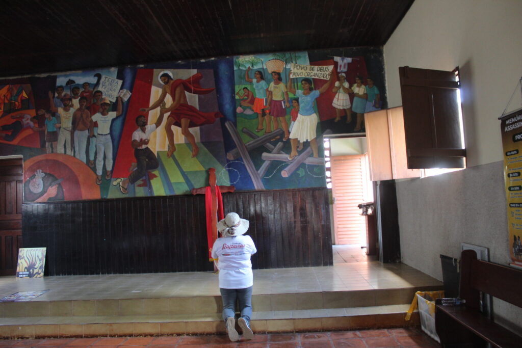 Mural da igreja memorial de Buriti, onde Padre Josimo está sepultado. Arte do Pe. Cerezo. Foto: CPT Araguaia-Tocantins