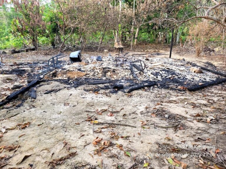Casa destruída de seringueiro na Resex Jaci Paraná, Porto Velho/RO. Foto: Registro da comunidade