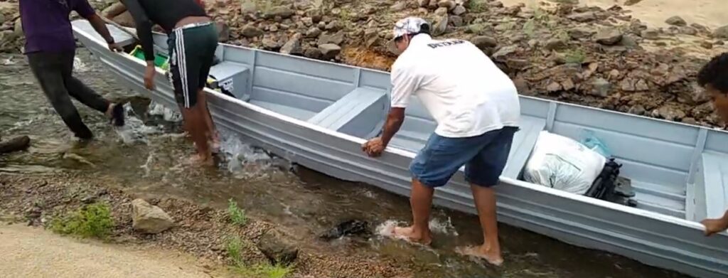 Rios e afluentes hoje agonizam com menos de 10% de sua vazão original, inviabilizando o trânsito e a pesca que são a base da sobrevivência desses povos. Foto: André Sawakuchi / Instituto GeoCiencias da USP